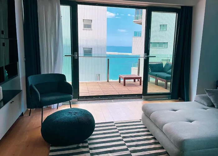 Beachfront Designer Apt, 100 Sqm, 2-Bath, Huge Terrace On The Sea Shore Constanţa