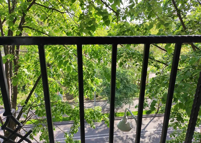 Bulevardul Tomis 99, Apartament 2 cam, Zonă pietonală weekend, Vedere parcul Operei, Ideal familii Constanţa