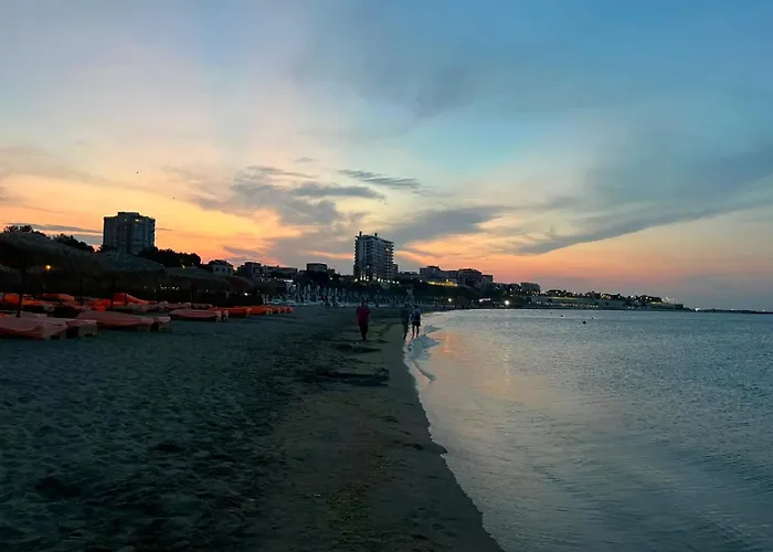 Garsoniere Victor Seaview Aer Conditionat- Bucatarie-Primim Carduri Vacanta-Pet Friendly la 3 minute de Plaja Reyna-Zoom Beach Constanţa